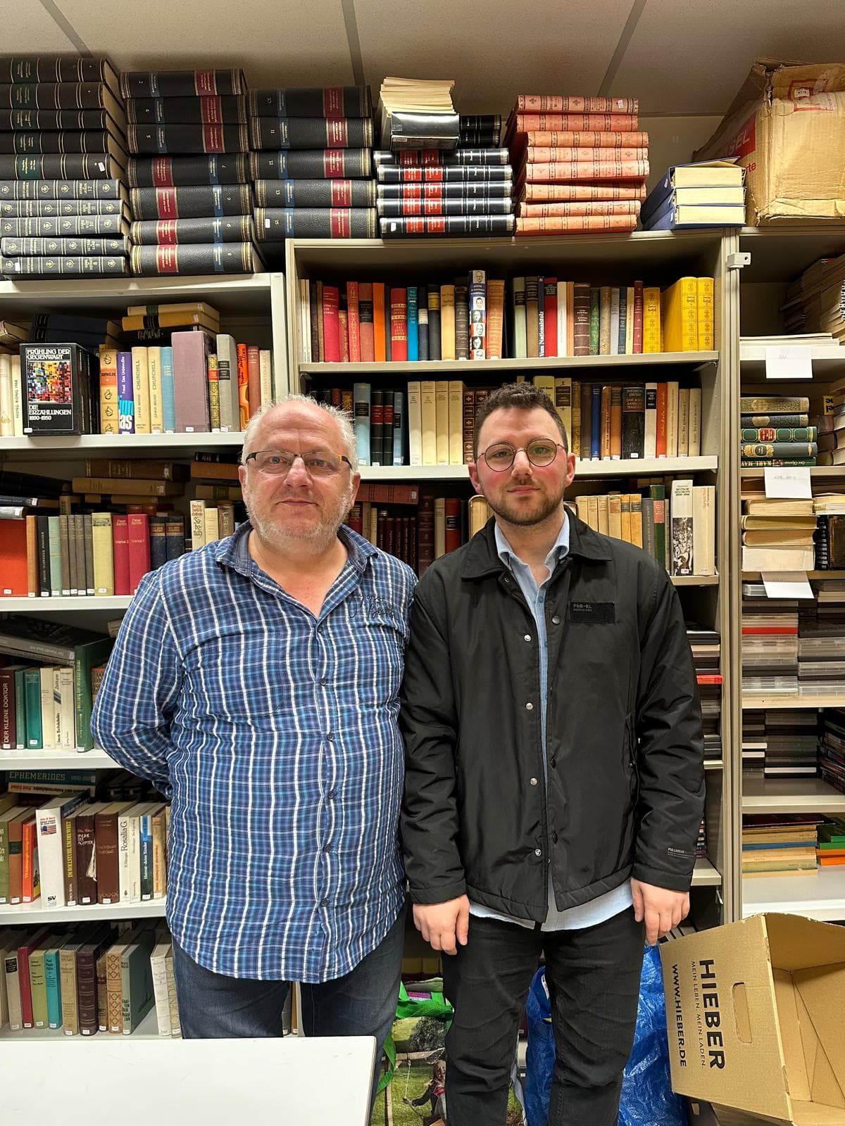 Kamil und sein Sohn in ihrem Bücherlager